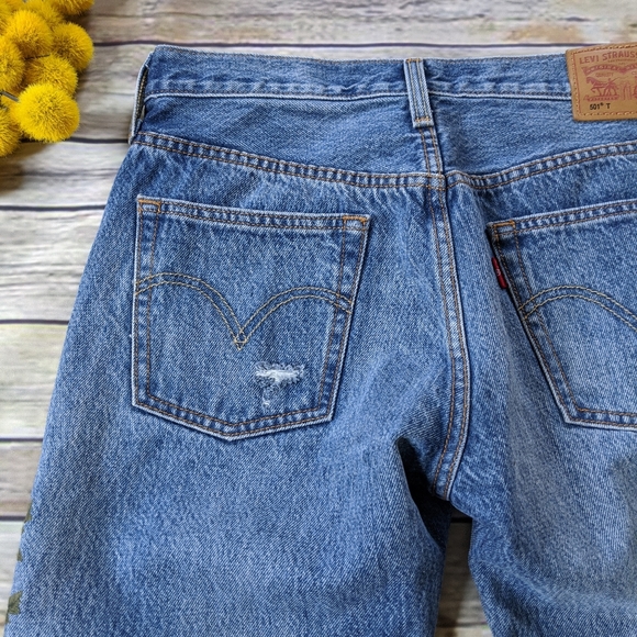 Levi's Rose Embroidered Distressed Tapered… - Picture 12 of 15
